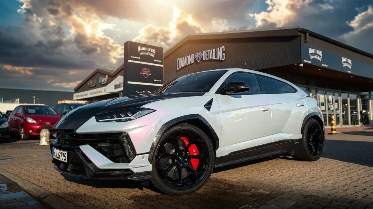 Lamborghini Urus vor der Diamond-Detailing-Werkstatt